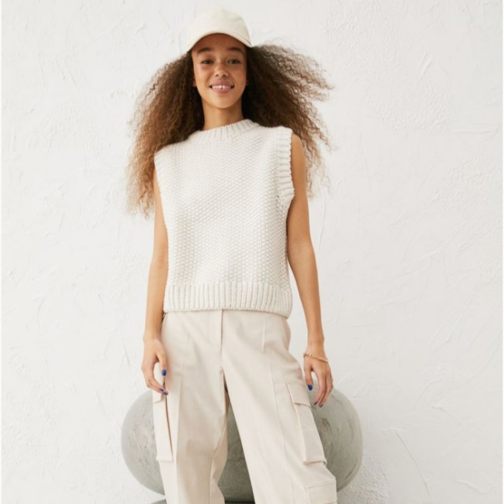 ⛔SOLD⛔🆕️ NWT H&M Knit Sweater Vest in 'White' - Picture 2 of 14